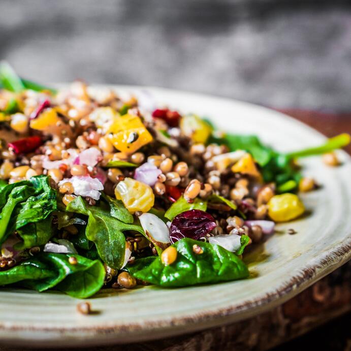 Quinoa-Salat mit Pilzen und Spinat