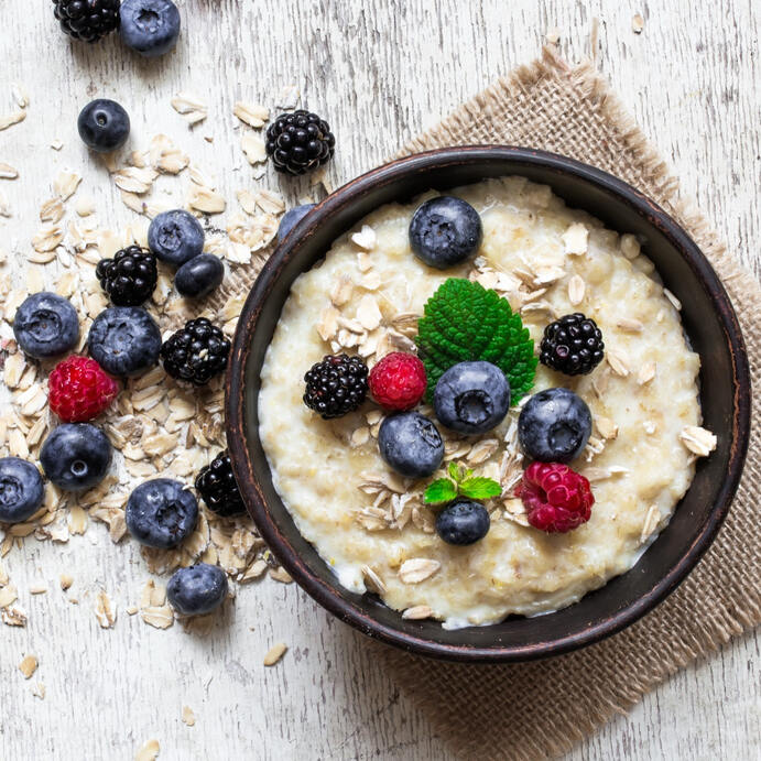 Haferflocken-Porridge mit Beeren