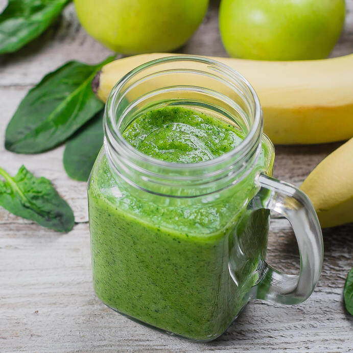 Grüner Smoothie mit Beeren
