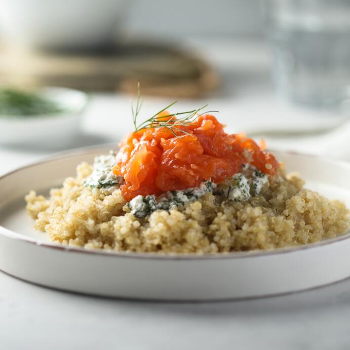 Zum Mittagessen: Lachs mit Quinoa und Dill-Gurken-Salat