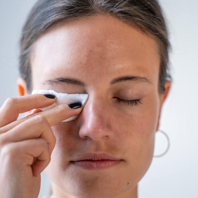 Behandlung & Pflege der Augen-Rosacea